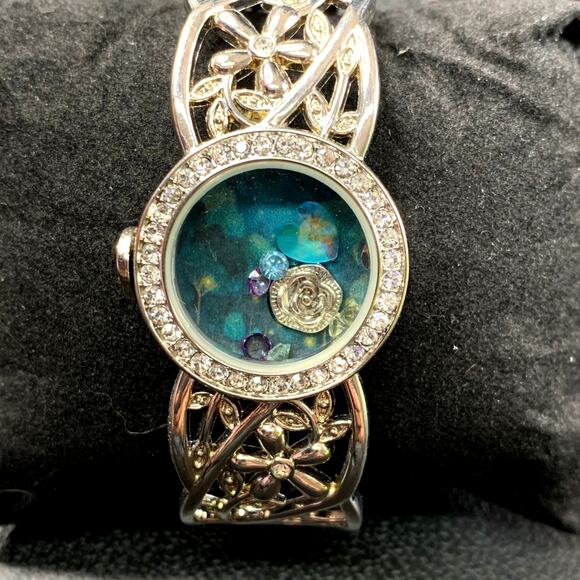 Nocturne Bloom– Upcycled Watch Bracelet with Silver Rose - Picture 8 of 8